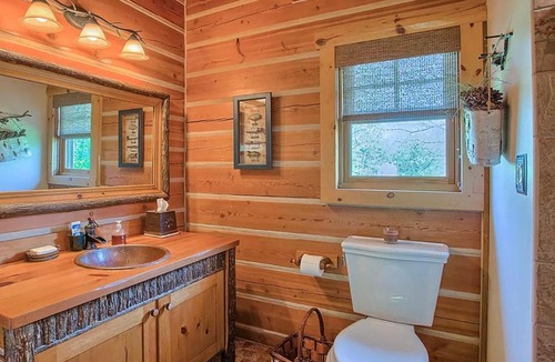 Mahomet Apartment | Modern log cabin