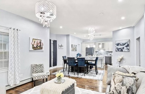 South Side Apartment | MODERN LUXE 3BEDROOMS/2BATHROOMS/4BEDS/PARKING -FIRST FLOOR APARTMENT