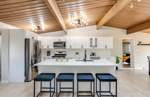 Highland Park House | Modern Luxe Home w/Gameroom and Electric Fireplace