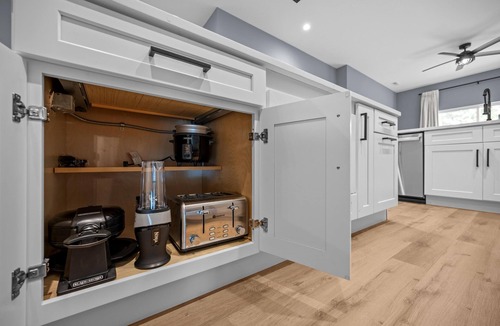 Geneva House | Modern Luxury Sleeps 8. Walk to DT Geneva