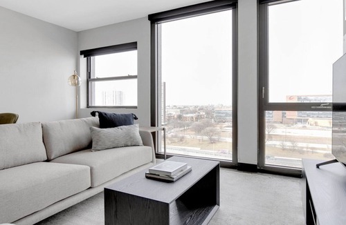 Illinois Medical District Apartment | Modern Medical District 1BR w/ Gym & W/D, 1 block to L, by Blueground