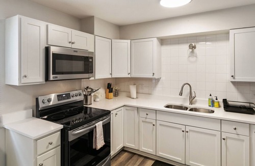 Russell Apartment | Modern new Apt just 1/2 mile to DT Libertyville!
