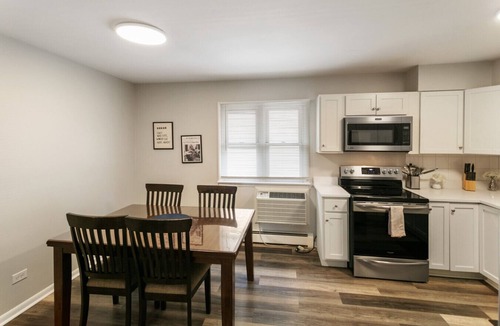 Russell Apartment | Modern new Apt just 1/2 mile to DT Libertyville!