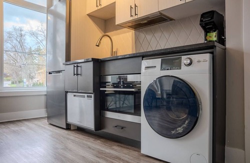 Vanier North Apartment | Modern Open-Concept Studio/Minutes to DT Ottawa