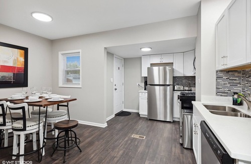 Brookfield House | MODERN RETREAT-DOUBLE LOT W/PERGOLA-FIRE PIT-GAME ROOM-5 MIN TO BROOKFIELD ZOO