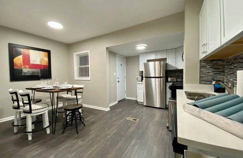 Brookfield House | MODERN RETREAT-DOUBLE LOT W/PERGOLA-FIRE PIT-GAME ROOM-5 MIN TO BROOKFIELD ZOO