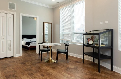 River West Apartment | Modern River West 2BR with W&D by Zencity