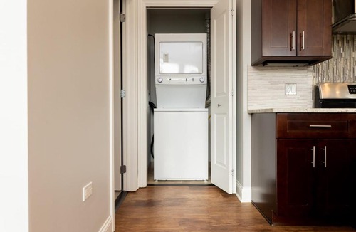 River West Apartment | Modern River West 2BR with W&D by Zencity