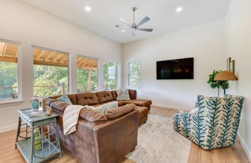 Arkadelphia House | Modern, Riverfront Family House w/Balcony & Grill
