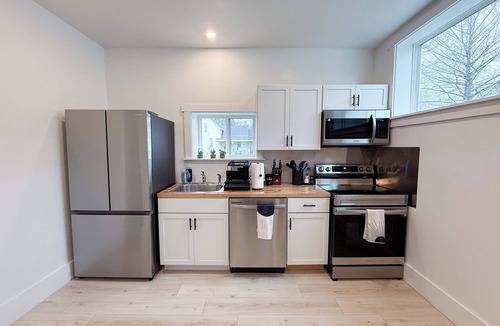 Urbana Apartment | Modern, Spacious & Comfy house next to UIUC/CARLE