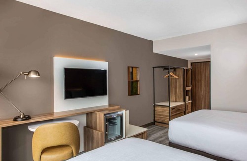 Dania Beach Hotel | Modern & Spacious Unit with Rooftop Pool | Free Parking | Close to Airport