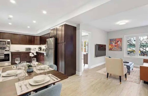 Bracondale Hill Hotel | Modern St. Clair West Suite w/Private Patio & BBQ