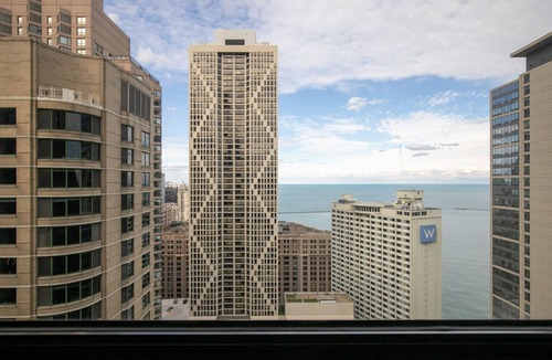Streeterville Apartment | Modern Streeterville 1BR w/Gym, Pool, walk to Navy Pier, by Blueground