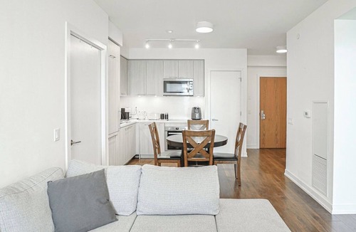 Thornhill Apartment | Modern Toronto Condo (Easy Downtown Access)