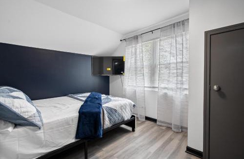 North Chicago House | modern upgrade-near naval base
