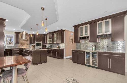 Mokena House | Mokena Manor: Luxury Living - Your Elite Escape!
