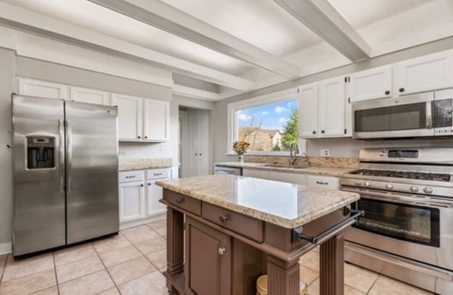 Fox Valley House | Monthly Stay~Pool Table~Backyard & Firepit~King Bd~WiFi~Spacious