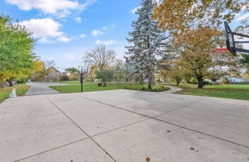 Fox Valley House | Monthly Stay~Pool Table~Backyard & Firepit~King Bd~WiFi~Spacious