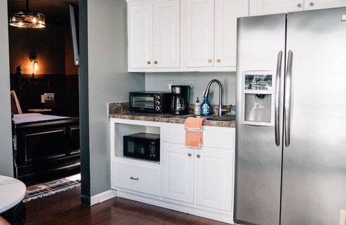 East Memphis Apartment | Moody Blues Studio Perfect for Work or Romance