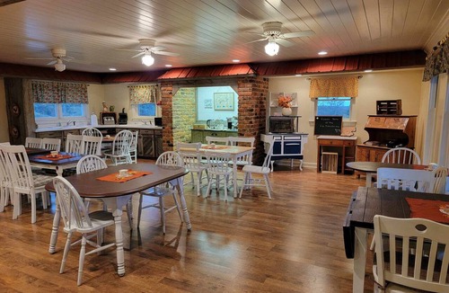 Burks Fork Bed & Breakfast | Moonlight Manor Bed and Breakfast
