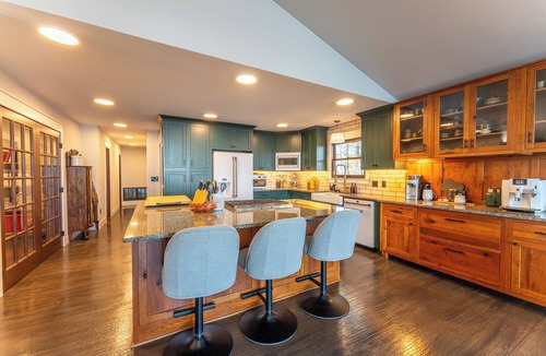 Ely Cabin | Moose Lake Luxury, Sandy Beach, BWCA Access, 3-bedroom lodge in tranquil Ely