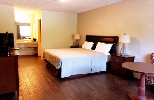 Calhoun Hotel | Motel 103