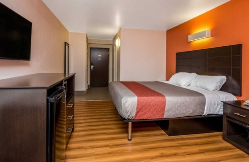 Orange Prairie Hotel | Motel 6 Peoria, IL