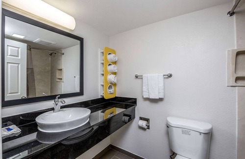 Orange Prairie Hotel | Motel 6 Peoria, IL