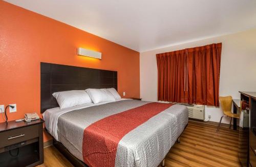 Orange Prairie Hotel | Motel 6 Peoria