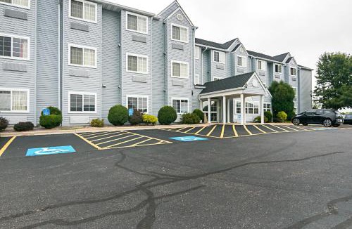 Sycamore Hotel | Motel 6-Sycamore, IL