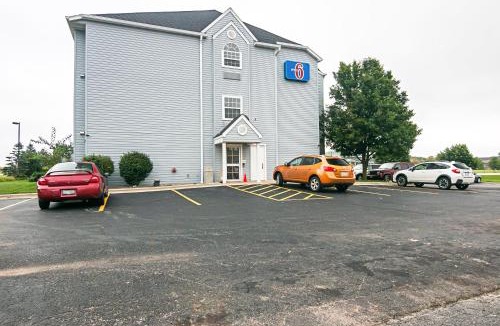 Sycamore Hotel | Motel 6-Sycamore, IL
