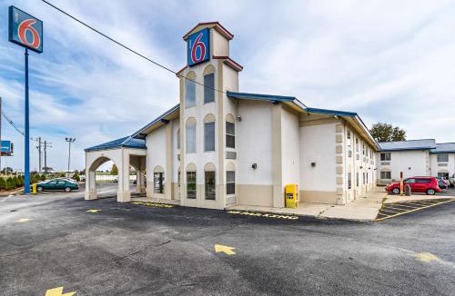 Urbana Hotel | Motel 6-Urbana, IL