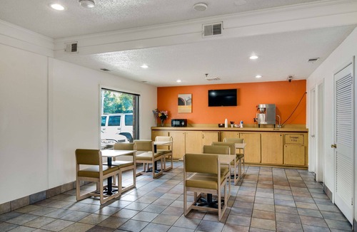 Waukegan Hotel | Motel 6 Waukegan, IL