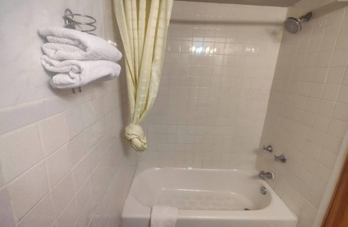Wildwood Hotel | Motel Edgebrook Chicago North Shore by OYO