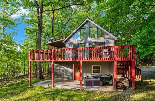 Berkeley Springs House | Mountain cabin w hot tub & deck