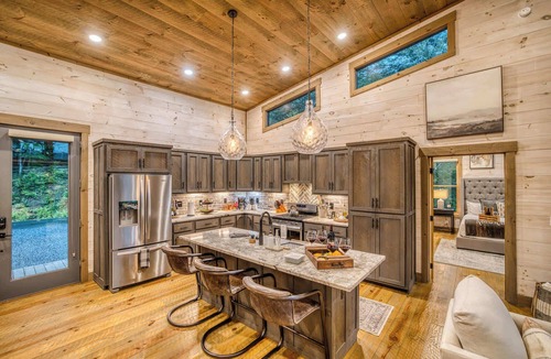 Foxfire Estates House | Mountain Dream’n- modern, dog friendly, hot tub