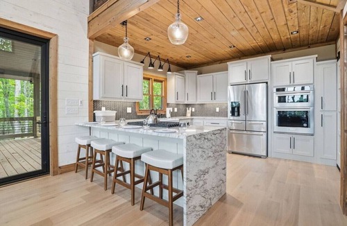 Cherry Log House | Mountain Escape | Views, Hot Tub & Game Room