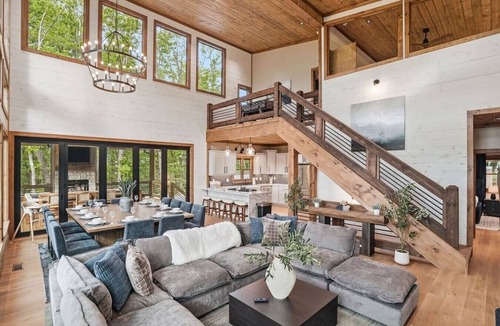 Cherry Log House | Mountain Escape | Views, Hot Tub & Game Room