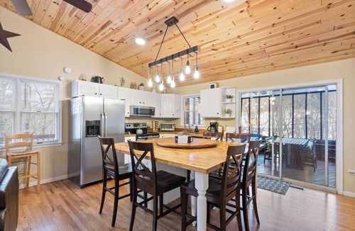 Basye Cabin | Mountain Resort Cabin with Hot Tub "Lazy Basye"
