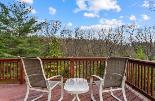 Berkeley Springs Ski Chalet | Mountain Retreat w Hot Tub Grill Deck & More