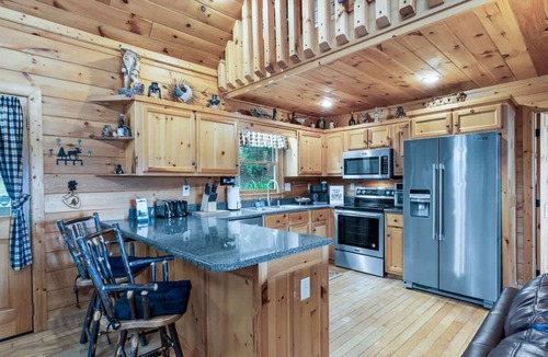 Ridgeline Vistas Cabin | Mountain View Cabin w/Hot Tub & Game Room