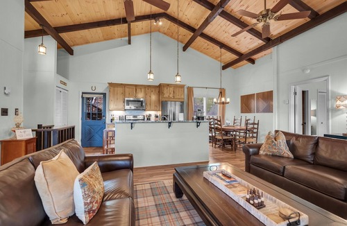 Beech Mountain Ski Chalet | Mountain View! Hot Tub! King Beds! Club Access! Pet friendly