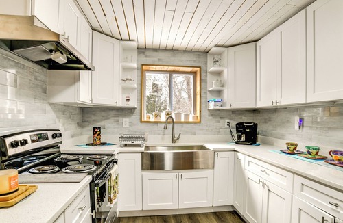Long Eddy Cabin | Mtn-View Deck & Grill: Creekside Catskills Cabin!