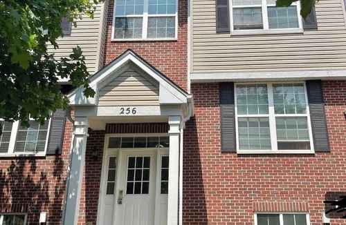 Romeoville House | Multistory townhouse with walking distance from Starbucks, Pizza Hut & Walmart.