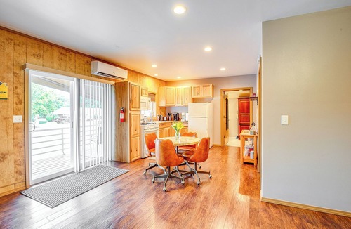 Murphysboro Apartment | Murphysboro Retreat w/Deck Near Kinkaid Lake!