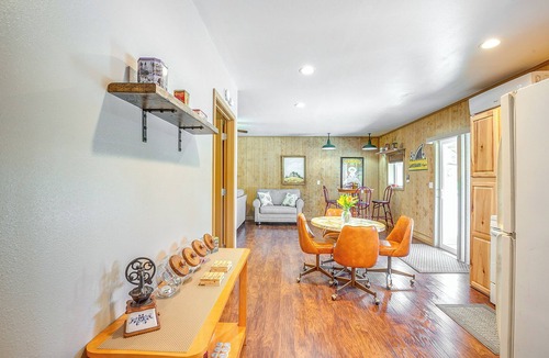 Murphysboro Apartment | Murphysboro Retreat w/Deck Near Kinkaid Lake!