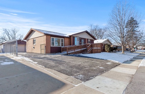 Oak Forest House | My Prima Karina BEAUTIFUL 4bd 2ba in quiet Chicago Suburb