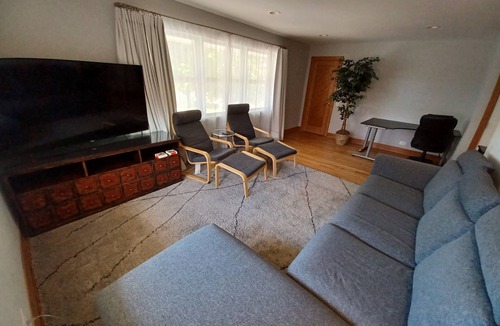 Naperville Apartment | Naperville Historic District walk to downtown, bars, restaurants, train, schools