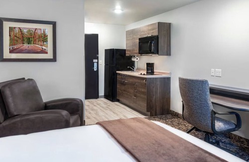 East Moline Hotel | Nature-Lover-Friendly Room Near Mississippi Views & Walkways