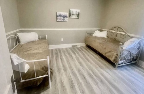 Hamilton House | Nauvoo Area Arts & Crafts Home Sleeps 18